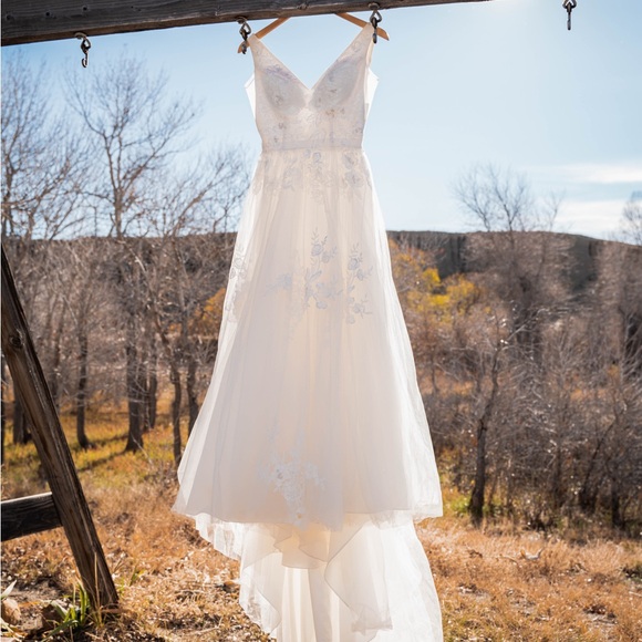 Elegant lace wedding dress for women, pleated white dress main image 0